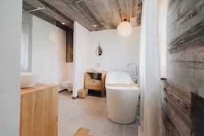 Baignoire, baignoire à jets, sèche-cheveux, serviettes fournies