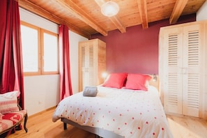 5 chambres, lit parapluie, Wi-Fi, draps fournis