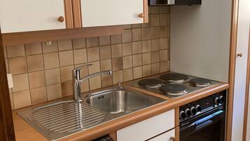 KĂŒhlschrank, Ofen, Herdplatte, GeschirrspĂŒler