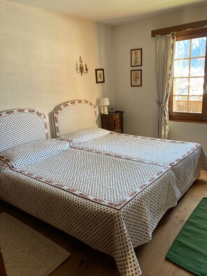 2 bedrooms, desk, free WiFi, bed sheets
