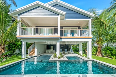 Luxury Home with Pool and Putting Green! Dog-friendly and Close to Beach - Total