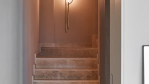 Eine Treppe mit einer modernen Leuchte.