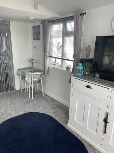 May Beach Cottage, Relaxing Stay With Sea Views