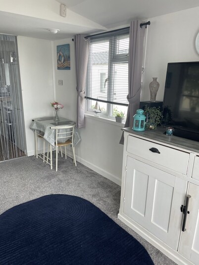 May Beach Cottage, Relaxing Stay With Sea Views
