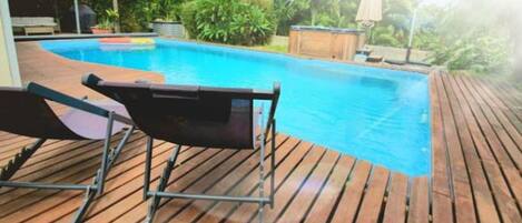 Una piscina al aire libre