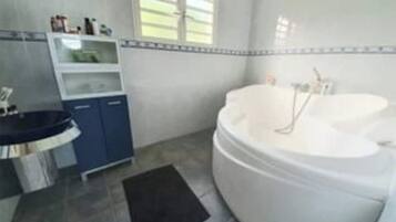 Baignoire, articles de toilette gratuits, sèche-cheveux