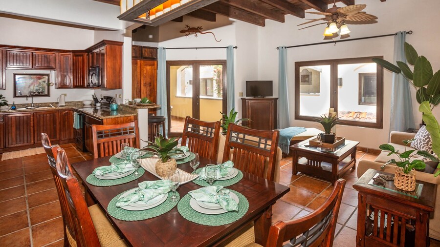 Gecko Getaway 2 Bedroom Condo by RedAwning