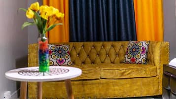 Estudio clásico | Zona de estar | Televisión de pantalla plana de 40 pulgadas con canales digitales