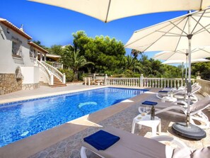 Een verwarmd zwembad