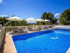 Een verwarmd zwembad