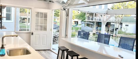 Jääkaappi, mikroaaltouuni, uuni, astianpesukone