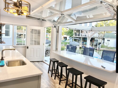 Beautiful cottage with lake access and bonus entertaining space!