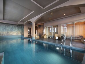 Una piscina cubierta, una piscina climatizada