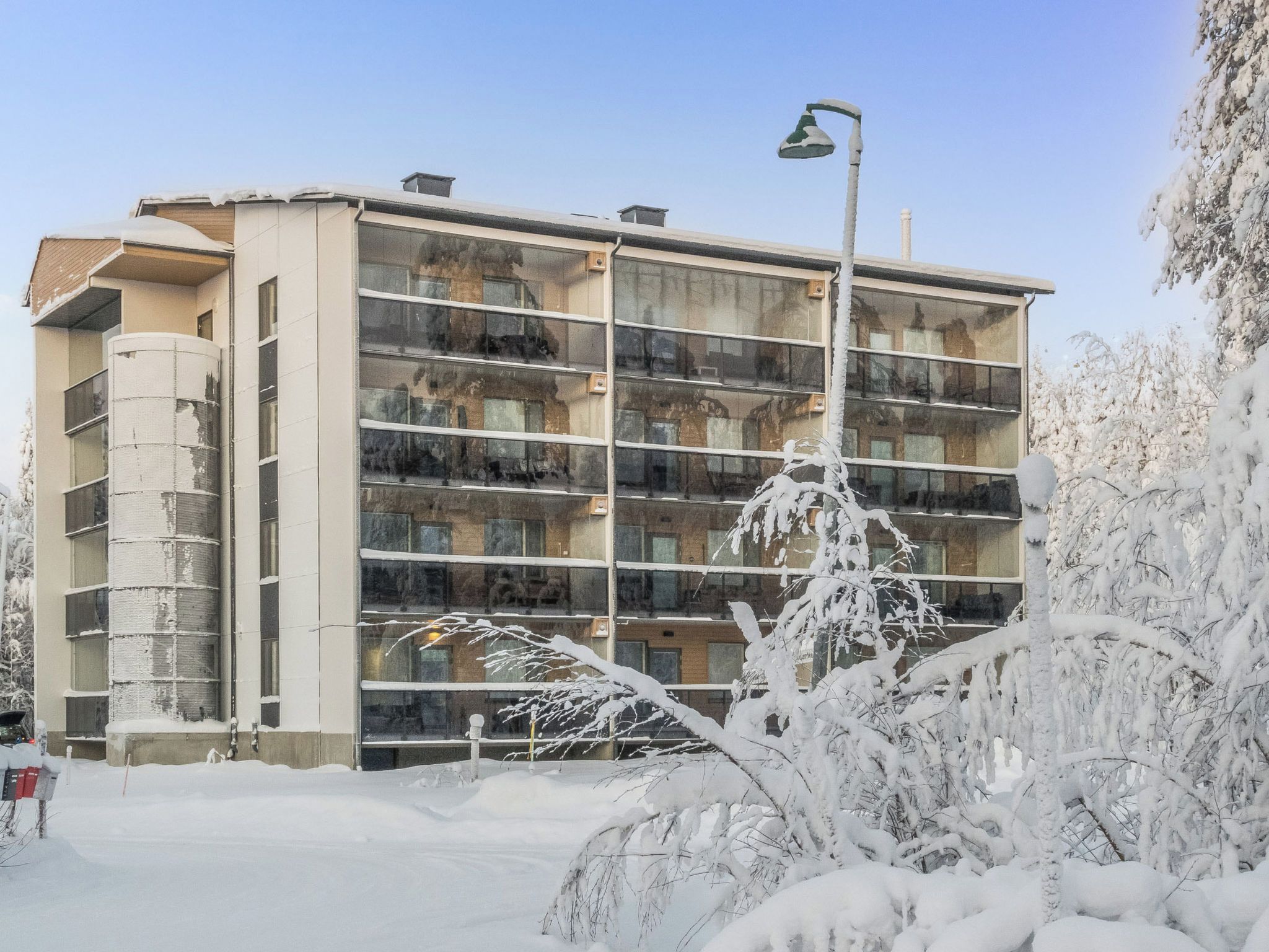 En byggnad med flera våningar, en central kärna och balkonger.