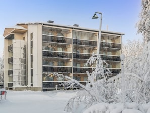 En byggnad med flera våningar, en central kärna och balkonger.