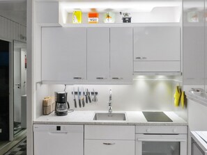 Geladeira, micro-ondas, lava-louças