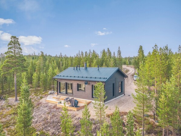 A modern cabin with a covered porch, surrounded by a forest. - Villa horihane by Interhome (Inari)