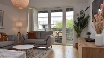 Design-Haus | Wohnbereich | 52-Zoll-Smart-TV mit Satellitenempfang, Fernseher