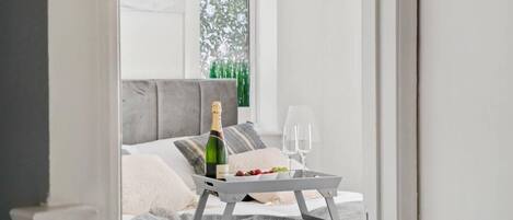 Appartement, plusieurs lits | 2 chambres, fer et planche à repasser, Wi-Fi gratuit, draps fournis