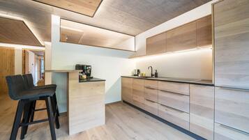 Refrigerador, microondas, placa de cocina, lavavajillas