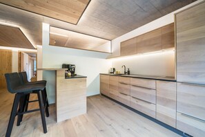 Geladeira, micro-ondas, cooktop, lava-louças