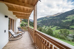 Property grounds - LAGAR holiday flat Stamer Hans' with private garden terrace and mountain view (San Martino in Passiria)