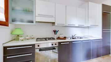 Køleskab, mikrobølgeovn, ovn, kogeplade