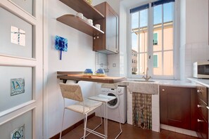 Fridge, microwave, oven, stovetop - Apartment close to the Sea with Sea View & Wi-Fi (Chiavari)