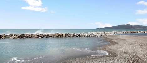 Una spiaggia nelle vicinanze