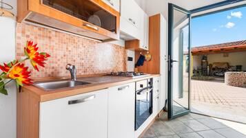 Fridge, oven, stovetop, coffee/tea maker