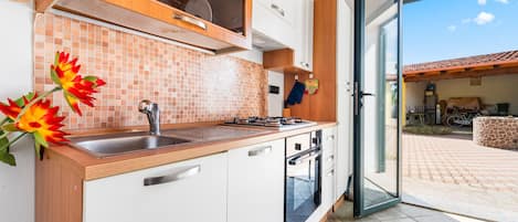 Refrigerador, horno, parrilla de estufa y cafetera y tetera