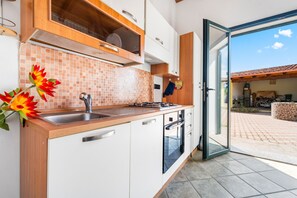 Fridge, oven, stovetop, coffee/tea maker