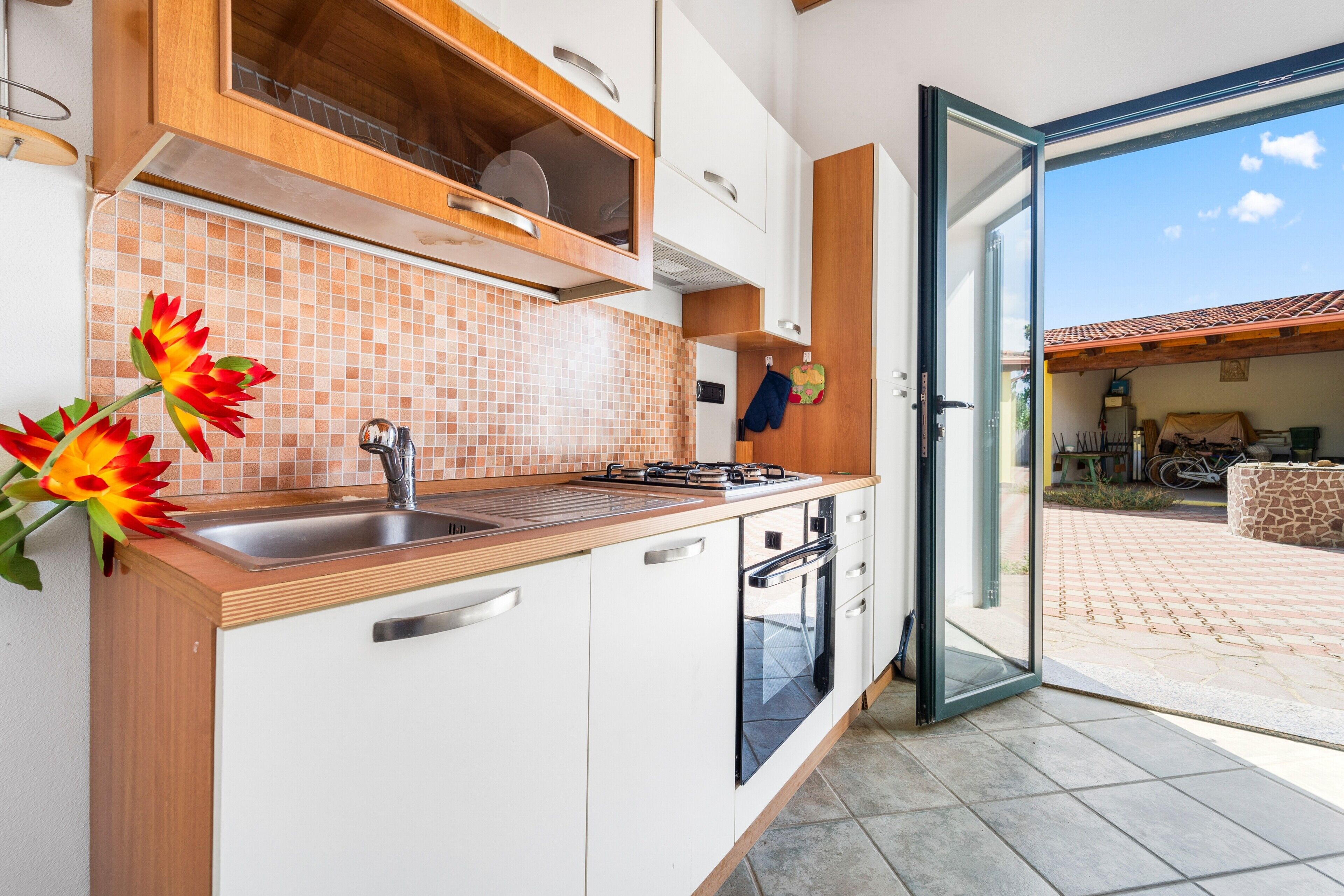 Fridge, oven, stovetop, coffee/tea maker