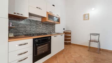 Fridge, oven, stovetop, coffee/tea maker