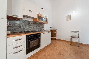 Réfrigérateur, four, plaque de cuisson, cafetière/bouilloire