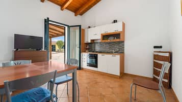 Fridge, oven, stovetop, coffee/tea maker