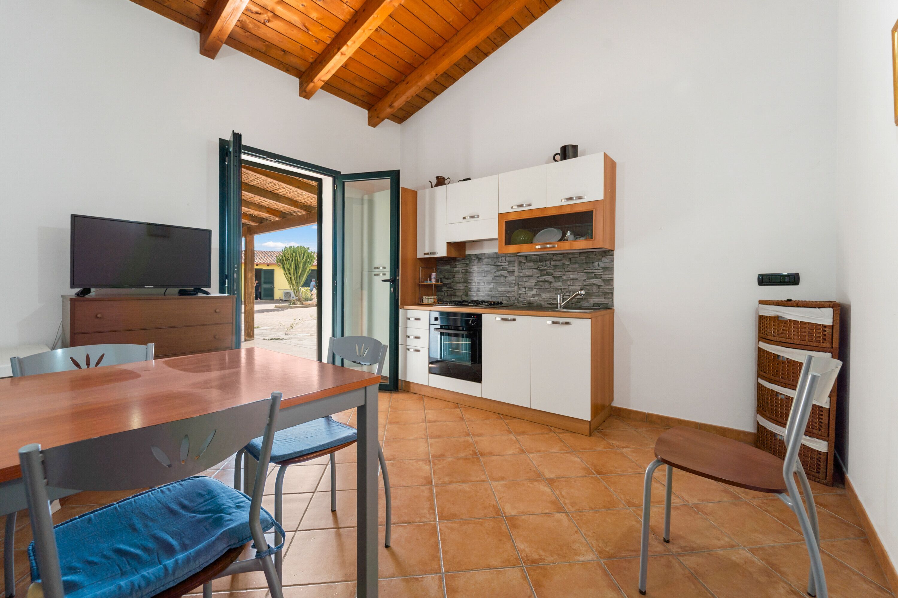 Kühlschrank, Ofen, Herdplatte, Wasserkocher mit Kaffee-/Teezubehör