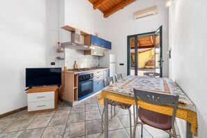 Kühlschrank, Ofen, Herdplatte, Wasserkocher mit Kaffee-/Teezubehör