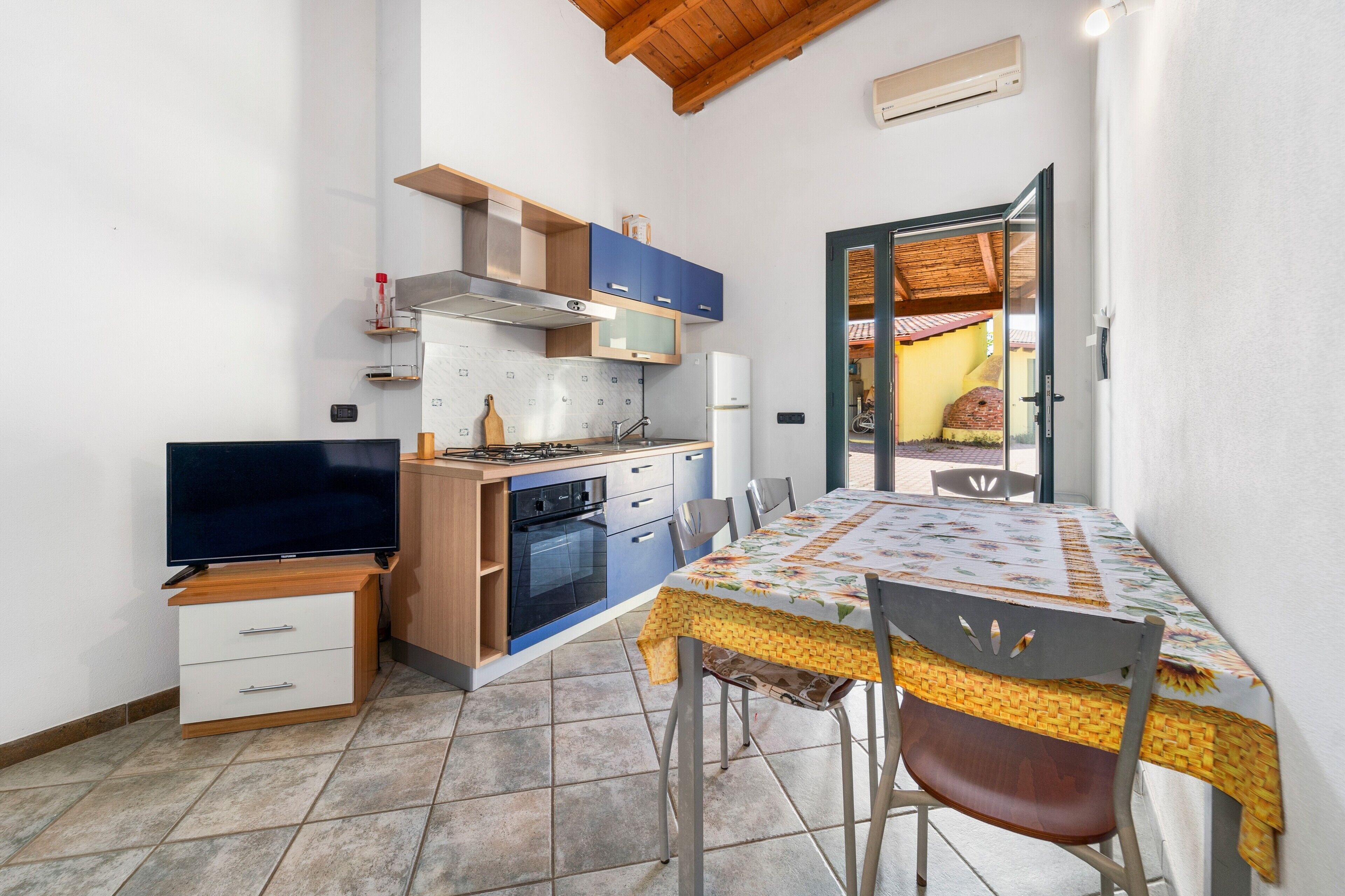 Fridge, oven, stovetop, coffee/tea maker