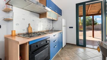 Fridge, oven, stovetop, coffee/tea maker