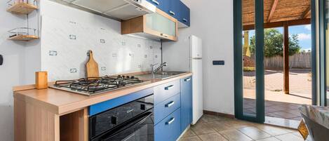 Fridge, oven, stovetop, coffee/tea maker