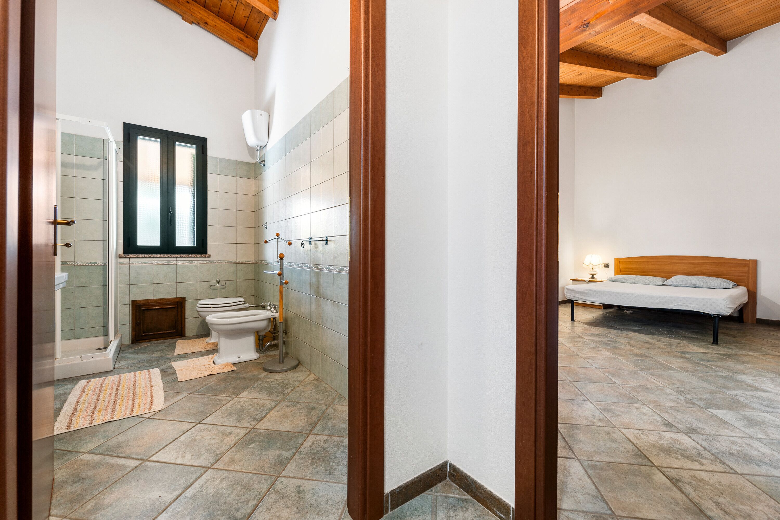 Douche, séchoir à cheveux, serviettes fournies