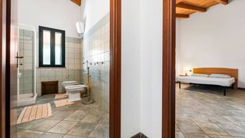 Douche, séchoir à cheveux, serviettes fournies