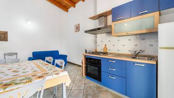 Frigorifero, forno, piano cottura, macchina per tè/caffè