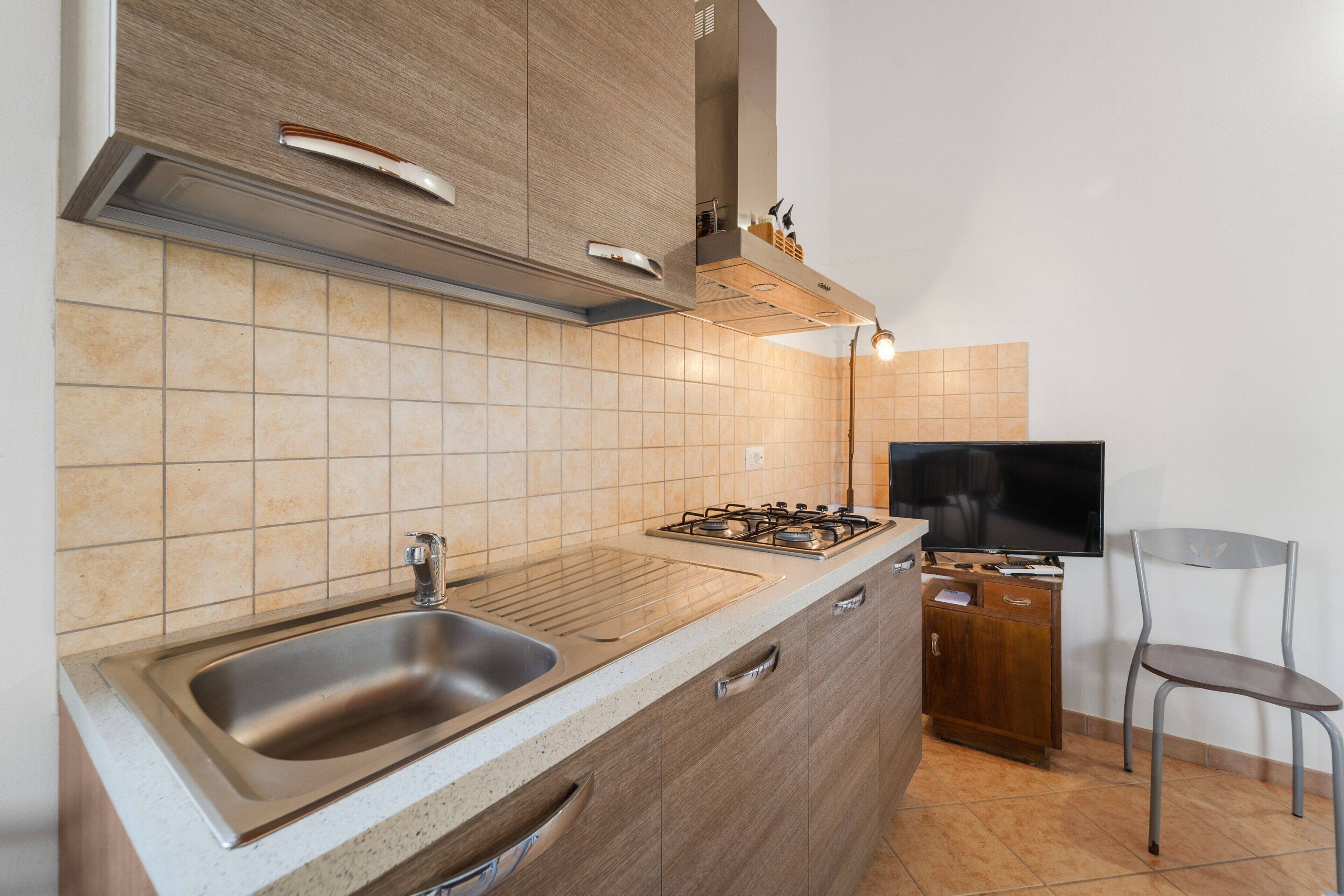 Fridge, oven, stovetop, coffee/tea maker