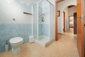 Een douche, een haardroger, handdoeken