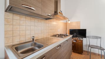 Fridge, oven, stovetop, coffee/tea maker