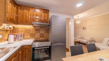 Fridge, oven, stovetop, coffee/tea maker