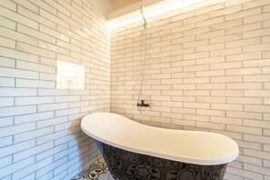 Bathtub, free toiletries, hair dryer