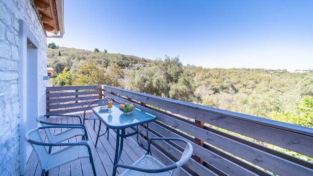 A balcony with a table, chairs, and a fruit bowl. - Villa Adamantia Paxos with Pool, Terrace & Wi-Fi (Paxos)